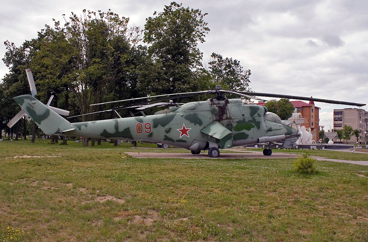 Mi-24P   09 red