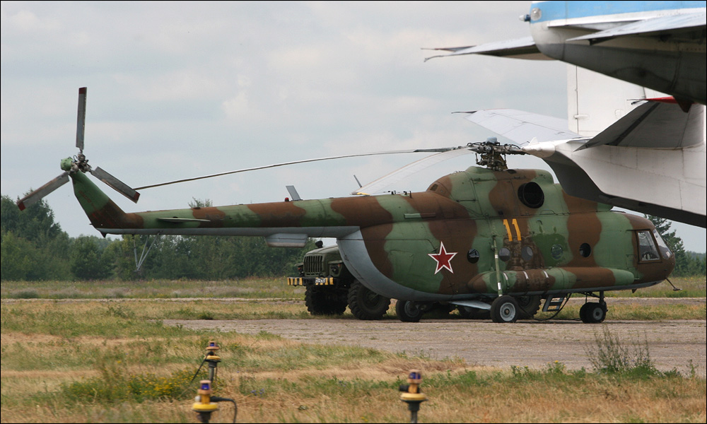 Mi-8AT   11 yellow