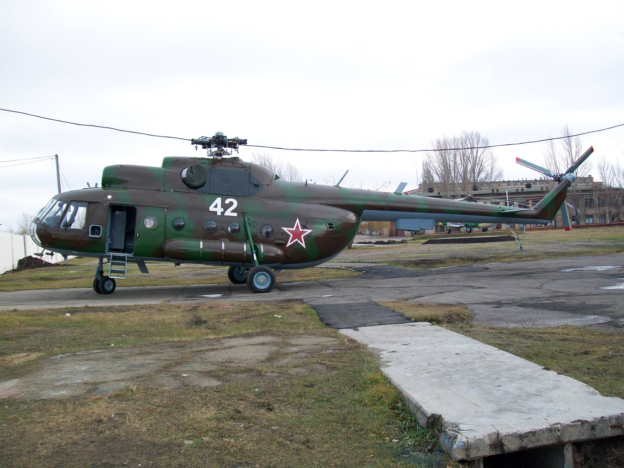 Mi-8TP   42 white