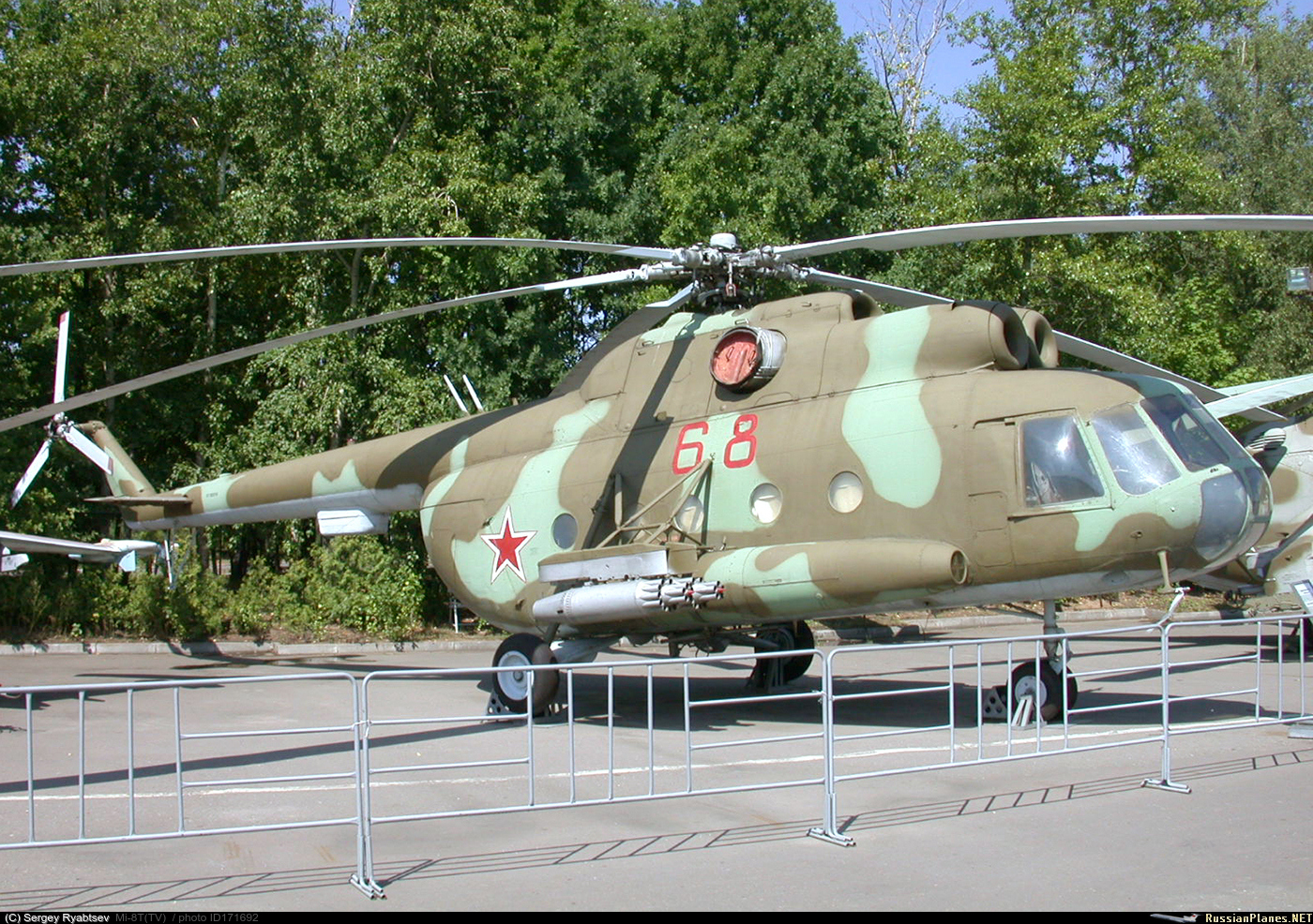 Mi-8AT   68 red